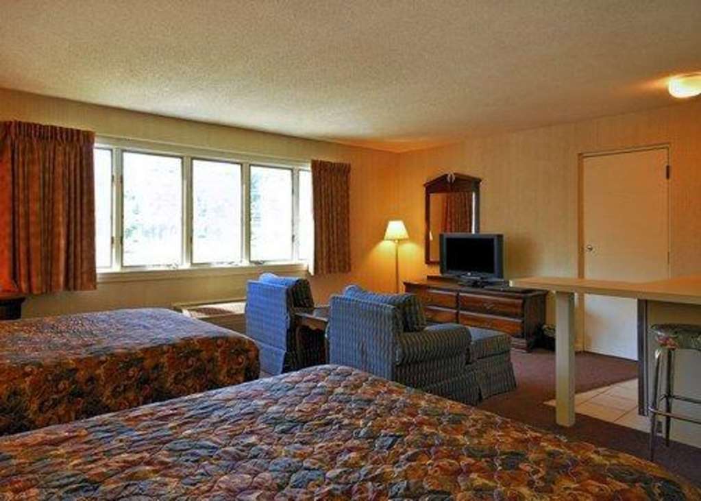 Econo Lodge Inn & Suites Groton Room photo