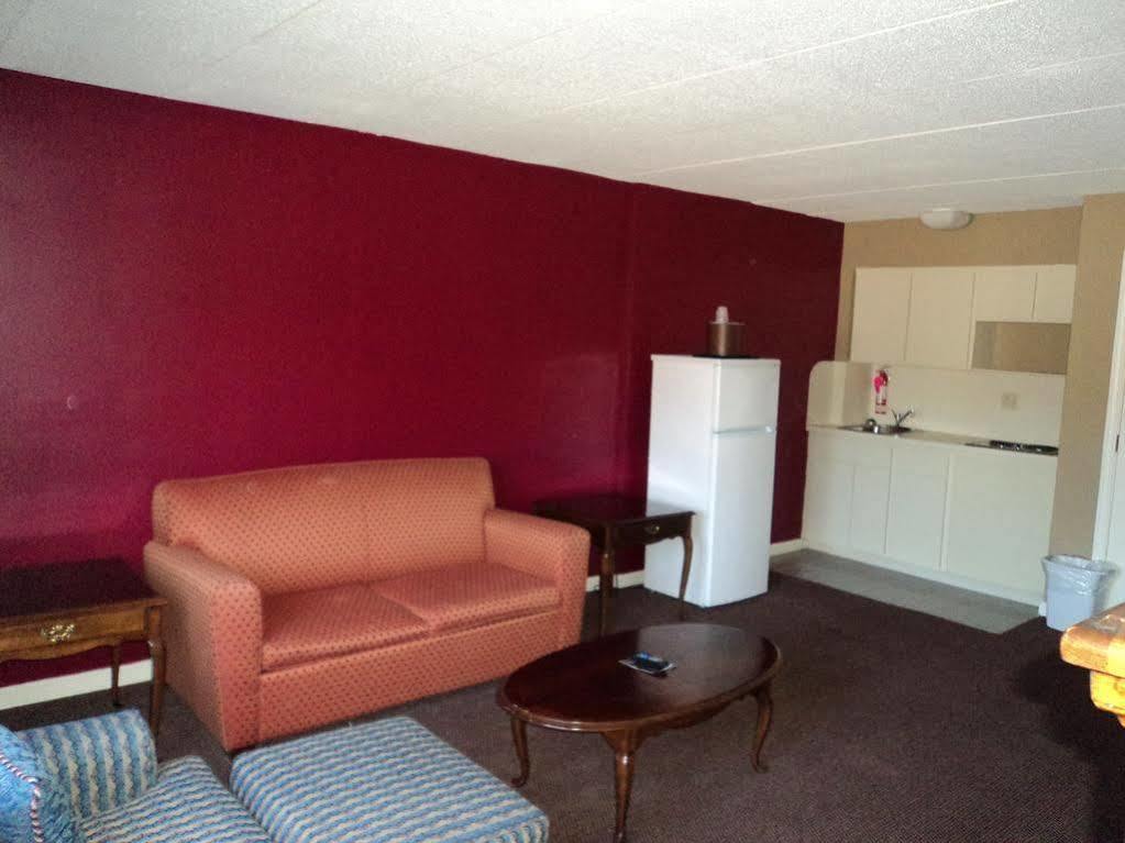 Econo Lodge Inn & Suites Groton Exterior photo