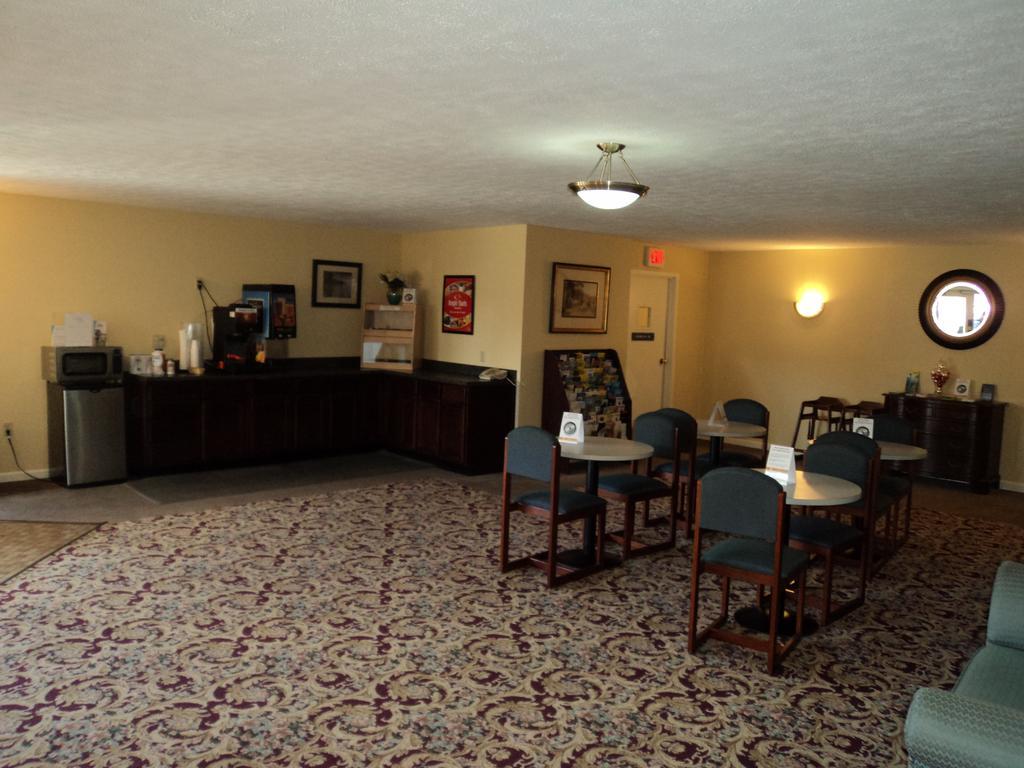 Econo Lodge Inn & Suites Groton Exterior photo